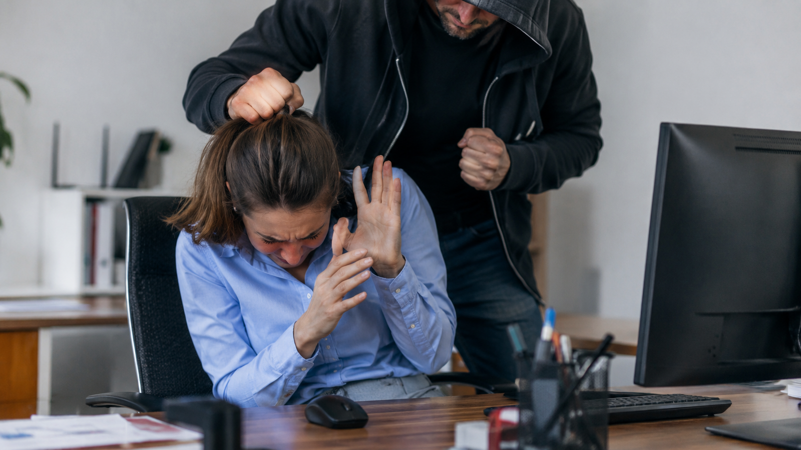 Agression d’une secrétaire à son bureau