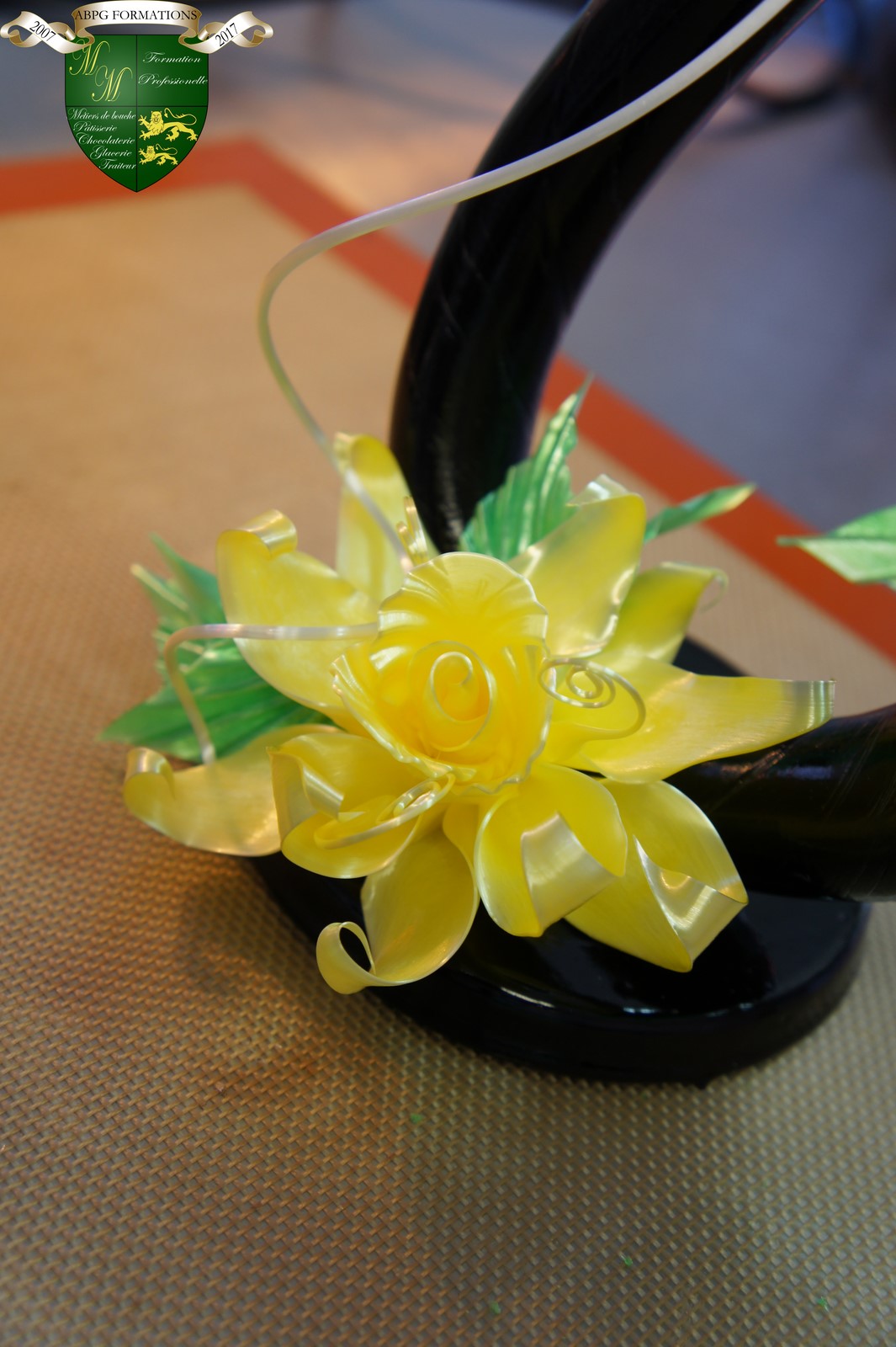 Fleurs en sucre tiré réalisées par les stagiaires ABPG Formations